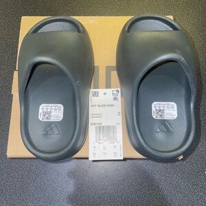 BRAND NEW NEVER WORN Yeezy Kids Slide Sandals 
Charcoal Grey (DAKONY)